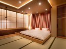 【もみじ】畳の小上がりに寝具をご用意。和の趣に包まれる寛ぎの空間です。