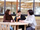 自然に囲まれたカフェのテラス席でコーヒータイム。日帰りでもご利用いただけます