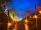 本館へ続くゲートは夜は夜景スポットに