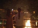 ミューの民が点火するキャンプファイヤーは迫力満点!