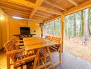 *【本館|ファミリールーム森側/一例】森に囲まれたプライベートデッキ。川のせせらぎが聞こえます。