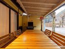 *【本館|スタンダードツインルーム/一例】プライベートデッキ完備。ゆったりとお寛ぎいただけます。