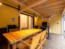 *【本館|スーペリアツインルーム/一例】広々としたリビングがあり、開放感たっぷりプライベートデッキ付