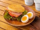 *【朝食一例|モーニングセット/一例】お部屋に完備されたプライベートデッキでお召し上がりいただけます