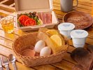 *【朝食一例|モーニングセット/一例】マフィンにベーコン、卵、フルーツ入りヨーグルト等をご用意。