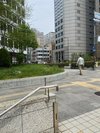 北1階段を上がって頂くと最も近いです。