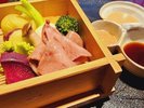 特選和牛静岡そだちと静岡県産野菜のせいろ蒸しです。特製ダレと併せてお召し上がりください。