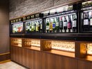 山梨ワインラウンジ(ホテル鐘山苑)/イタリア製高性能ワインサーバーから32種類のワインを自由に楽しむ