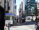 【東銀座駅よりC】直進してローソンの角を左に曲がります。