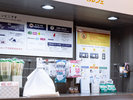 【1階】24時間営業の無人コンビニ コンタクト洗浄液やメイク落し等も販売しております。