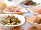 朝食には、コシヒカリに合う和食惣菜もご用意しております。