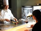 厳選された最高級の牛肉、新鮮なの魚介類や野菜を目の前の鉄板で調理、ご提供いたします。