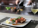 獲れたての魚介類や新鮮な野菜を目の前で調理致します。