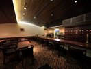 1階 バー「辛夷」 ウイスキー樽をイメージして創られた店内