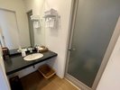 スーペリア客室のお部屋に備わる洗面です。バス・トイレ別。(お部屋により配置は異なります)
