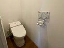 スーペリアルーム、デラックスルームに備わるトイレです。