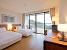 落ち着きある木目調のスーペリアルーム。バルコニーから五島の空気と景色をご堪能ください。