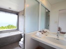 デラックスルームに備わる洗面です。バス・トイレ別。(お部屋により配置は異なります)