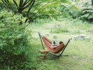 ハンモックにゆられながら森の空気をあじわう。(9:00-14:00のみ利用可能/冬季クローズ)