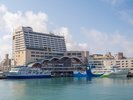 泊港(とまりん)のフェリーターミナルとチケット売り場まで徒歩1分と好立地