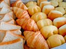 クロワッサンや食パンの他、毎日日替わりでパンを3種類ご用意しております。