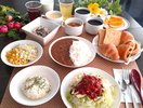 カレーやタコライスのボリューミーなメニューの他、パンやサラダ等の軽食メニューもございます。