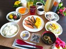 お魚や玉子焼き、納豆、もずく、みそ汁など、定番和食メニューでしっかりとした朝食を召し上がりださい。