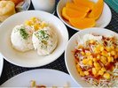 サラダやフルーツで、朝からヘルシーで健康的な朝食をお召し上がりください。