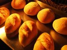 焼きたてアツアツ♪モチっとした米粉パン、バリっと皮は薄くて中はふわふわプチパン♪