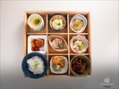 色とりどりの小鉢を9マスの木箱にお好みで並べて楽しめるスタイルです。