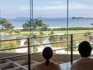 【海の見えるラウンジ】大きなソファで寛ぎながら松島の絶景を。