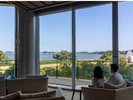 【海の見えるラウンジ】大きなソファでくつろぎながら絶景を臨むラウンジ