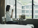 【アメニティ】アメニティの「茶箱」でお部屋からの眺めとともに寛ぎのひと時を。