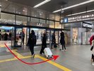 A屋外に繋がる扉を出て左手へお進みください。
