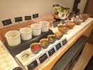 彩り野菜のサラダコーナーで栄養満点でございます。自家製ドレッシングをかけてお召し上がりください。