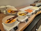 フレッシュフルーツと冷製オードブルセレクション。甘酒西京味噌チキンなどの京料理もご用意。