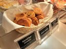 デニッシュ生地のパンも豊富にご用意。ジャムも数種類からお選びください。
