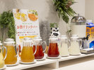 <朝食ビュッフェ‐メニュー例>温かい物からジュースまで!ドリンクも各種ご用意しております