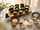【朝食】和洋の朝食メニューをご用意。お好みの具材を自由に組み合わせた自分だけの彩り丼も!