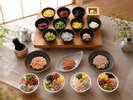 【朝食】豊富なメニューを取り揃えたバイキング。お好きな具材を選んで作る彩り丼も人気です。