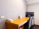 広々としたデスクを備えており、お仕事やパソコン作業にも便利にご利用いただけます。