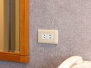 デスク周りに電源を備えており、お仕事やパソコン作業も快適に行っていただけます。