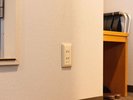 デスク周りに電源を備えており、お仕事やパソコン作業も快適に行っていただけます。
