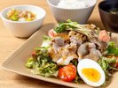 【夕食】野菜やお肉、卵料理などバランスの良いメニューをご用意)