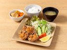 【夕食】唐揚げや煮物、新鮮な野菜など、和の味わいを楽しめるバランスの良い朝食をご用意
