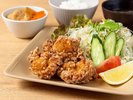 【夕食】外はカリッと、中はジューシーに仕上げた唐揚げをはじめ、彩り豊かな朝食メニューをご用意