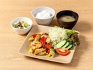 【夕食】彩り豊かな野菜料理や温かいおかずを取り揃え、バランスの良い朝食をご用意しております。