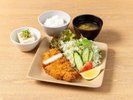 【夕食】香ばしく揚げたサクサクのとんかつで元気いっぱいの朝を