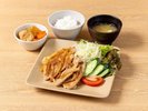 【夕食】生姜の風味が香る豚肉の生姜焼きを、温かいご飯や味噌汁とともにお楽しみいただけます。