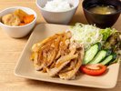 【夕食】生姜の風味が香る豚肉の生姜焼きを、温かいご飯や味噌汁とともにお楽しみいただけます。